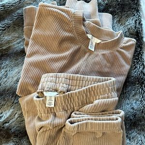 Matching corduroy velour set 🤍
